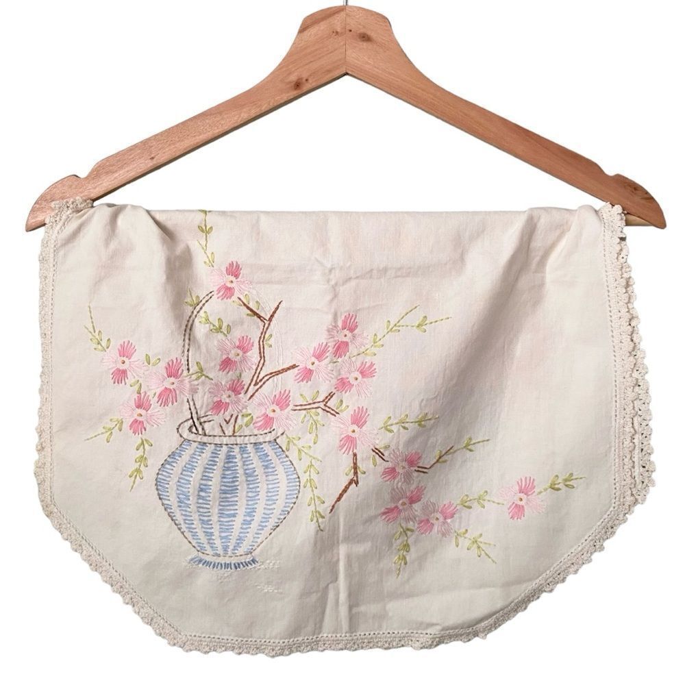 VTG Elegant Vintage Floral Embroidered Linen Table Runner, Dresser Scarf in OS